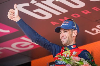 Bormio, İtalya 23 Mayıs 2017: Vincenzo Nibali, Tur, İtalya bitirmek 2017 yılında şehir Bormio, Kuzey İtalya ortasına en zor dağına aşaması sonra podyumda Baharein takım. 