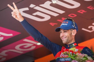Bormio, İtalya 23 Mayıs 2017: Vincenzo Nibali, Tur, İtalya bitirmek 2017 yılında şehir Bormio, Kuzey İtalya ortasına en zor dağına aşaması sonra podyumda Baharein takım. 