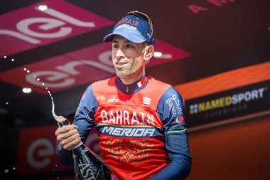 Bormio, İtalya 23 Mayıs 2017: Vincenzo Nibali, Tur, İtalya bitirmek 2017 yılında şehir Bormio, Kuzey İtalya ortasına en zor dağına aşaması sonra podyumda Baharein takım. 