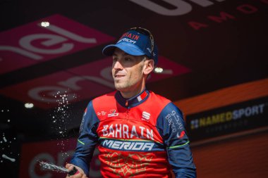 Bormio, İtalya 23 Mayıs 2017: Vincenzo Nibali, Tur, İtalya bitirmek 2017 yılında şehir Bormio, Kuzey İtalya ortasına en zor dağına aşaması sonra podyumda Baharein takım. 