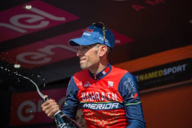 Bormio, İtalya 23 Mayıs 2017: Vincenzo Nibali, Tur, İtalya bitirmek 2017 yılında şehir Bormio, Kuzey İtalya ortasına en zor dağına aşaması sonra podyumda Baharein takım. 