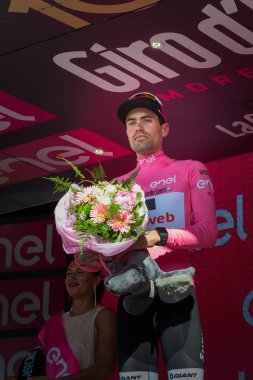 Bormio, İtalya 23 Mayıs 2017: Tom Doumulin, Tur, İtalya bitirmek 2017 yılında şehir Bormio, Kuzey İtalya ortasına en zor dağına aşaması sonra podyumda pembe Jersey. 