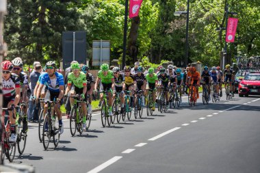 Bormio, İtalya 23 Mayıs 2017: A grubu profesyonel bisikletçiler Bormio merkezi İtalya tur 2017 zor dağına aşamasında Stelvio tepesine yukarı çıkmadan geçer.