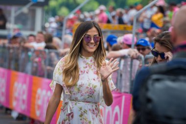 Bormio, İtalya 23 Mayıs 2017: Giorgia Palmas Ödülleri İtalya tur 2017 zor dağına aşamadan sonra teslim etmeden önce fotoğrafçılar için kullanılabilir city Bormio, Kuzey İtalya Merkezi'nde bitir. 