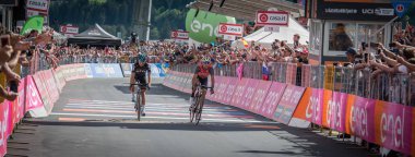 Bormio, İtalya 23 Mayıs 2017: Vincenzo Nibali kazanmak sahne önünde Mikel Landa, yorgunluktan bitiş çizgisine tur, İtalya bitirmek 2017 yılında şehir Bormio, Kuzey İtalya ortasına en zor dağına aşaması sonra geçmek. 