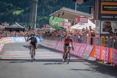 Bormio, İtalya 23 Mayıs 2017: Vincenzo Nibali kazanmak sahne önünde Mikel Landa, yorgunluktan bitiş çizgisine tur, İtalya bitirmek 2017 yılında şehir Bormio, Kuzey İtalya ortasına en zor dağına aşaması sonra geçmek. 