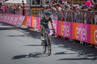 Bormio, İtalya 23 Mayıs 2017: Nairo Quintana, Movistar takım, yorgun tur, İtalya bitirmek 2017 yılında şehir Bormio, Kuzey İtalya ortasına en zor dağına aşaması sonra bitiş çizgisine geçer. 