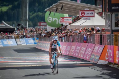 Bormio, İtalya 23 Mayıs 2017: Profesyonel bisikletçi yorgun bitiş çizgisine tur, İtalya bitirmek 2017 yılında şehir Bormio, Kuzey İtalya ortasına en zor dağına aşaması sonra geçer.