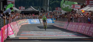 Bormio, İtalya 23 Mayıs 2017: Davide Formolo, Cannondale Drapac takım, yorgun tur, İtalya bitirmek 2017 yılında şehir Bormio, Kuzey İtalya ortasına en zor dağına aşaması sonra bitiş çizgisine geçer.