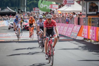 Bormio, İtalya 23 Mayıs 2017: Profesyonel bisikletçi yorgun bitiş çizgisine tur, İtalya bitirmek 2017 yılında şehir Bormio, Kuzey İtalya ortasına en zor dağına aşaması sonra geçer.