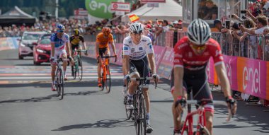 Bormio, İtalya 23 Mayıs 2017: A grubu, profesyonel bisikletçiler, Bob Jungels, yorgun ile bitiş çizgisine tur, İtalya bitirmek 2017 yılında şehir Bormio, Kuzey İtalya ortasına en zor dağına aşaması sonra geçer.