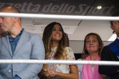 Bormio, İtalya 23 Mayıs 2017: Giorgia Palmas Ödülleri İtalya tur 2017 zor dağına aşamadan sonra teslim etmeden önce fotoğrafçılar için kullanılabilir city Bormio, Kuzey İtalya Merkezi'nde bitir. 