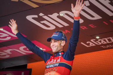 Bormio, İtalya 23 Mayıs 2017: Vincenzo Nibali, Tur, İtalya bitirmek 2017 yılında şehir Bormio, Kuzey İtalya ortasına en zor dağına aşaması sonra podyumda Baharein takım. 