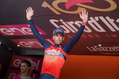 Bormio, İtalya 23 Mayıs 2017: Vincenzo Nibali, Tur, İtalya bitirmek 2017 yılında şehir Bormio, Kuzey İtalya ortasına en zor dağına aşaması sonra podyumda Baharein takım. 
