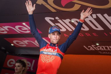 Bormio, İtalya 23 Mayıs 2017: Vincenzo Nibali, Tur, İtalya bitirmek 2017 yılında şehir Bormio, Kuzey İtalya ortasına en zor dağına aşaması sonra podyumda Baharein takım. 