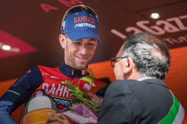 Bormio, İtalya 23 Mayıs 2017: Vincenzo Nibali, Tur, İtalya bitirmek 2017 yılında şehir Bormio, Kuzey İtalya ortasına en zor dağına aşaması sonra podyumda Baharein takım. 