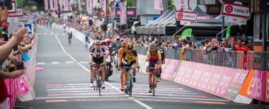 Canazei, İtalya 24 Mayıs 2017: A grubu, profesyonel bisikletçiler yorgun bitiş çizgisine tur, İtalya bitirmek 2017 yılında şehir Canazei, Kuzey İtalya ortasına sert dağına aşaması sonra geçer.