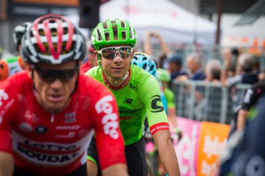 Canazei, İtalya 24 Mayıs 2017: A grubu profesyonel bisikletçiler cadı yorgun gülümseyen bir Davide Formolo tur, İtalya bitirmek 2017 Canazei şehir merkezinde bir sert dağına aşaması sonra bitiş çizgisine geçer.