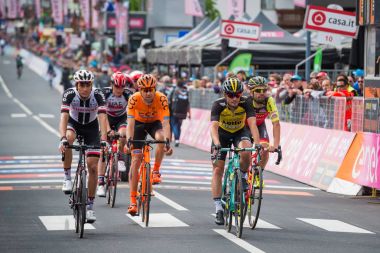 Canazei, İtalya 24 Mayıs 2017: A grubu, profesyonel bisikletçiler yorgun bitiş çizgisine tur, İtalya bitirmek 2017 yılında şehir Canazei, Kuzey İtalya ortasına sert dağına aşaması sonra geçer.