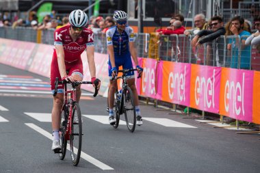 Canazei, İtalya 24 Mayıs 2017: A grubu, profesyonel bisikletçiler yorgun bitiş çizgisine tur, İtalya bitirmek 2017 yılında şehir Canazei, Kuzey İtalya ortasına sert dağına aşaması sonra geçer.