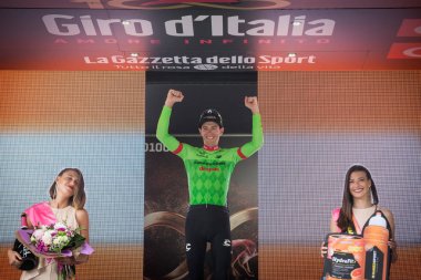 Canazei, İtalya 24 Mayıs 2017: Pierre Rolland (Cannondale-Drapac Pro Bisiklete binme takım), Tur, İtalya bitirmek 2017 yılında Dolomites Merkezi sert dağına aşaması kazandıktan sonra podyum.