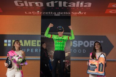 Canazei, İtalya 24 Mayıs 2017: Pierre Rolland (Cannondale-Drapac Pro Bisiklete binme takım), Tur, İtalya bitirmek 2017 yılında Dolomites Merkezi sert dağına aşaması kazandıktan sonra podyum.