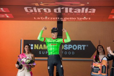 Canazei, İtalya 24 Mayıs 2017: Pierre Rolland (Cannondale-Drapac Pro Bisiklete binme takım), Tur, İtalya bitirmek 2017 yılında Dolomites Merkezi sert dağına aşaması kazandıktan sonra podyum.
