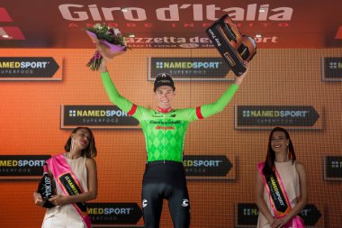 Canazei, İtalya 24 Mayıs 2017: Pierre Rolland (Cannondale-Drapac Pro Bisiklete binme takım), Tur, İtalya bitirmek 2017 yılında Dolomites Merkezi sert dağına aşaması kazandıktan sonra podyum.