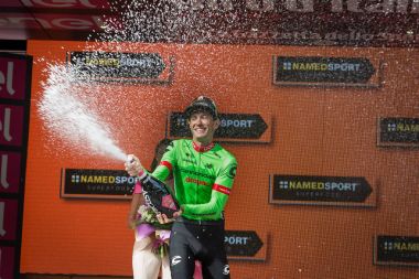 Canazei, İtalya 24 Mayıs 2017: Pierre Rolland (Cannondale-Drapac Pro Bisiklete binme takım), Tur, İtalya bitirmek 2017 yılında Dolomites Merkezi sert dağına aşaması kazandıktan sonra podyum.