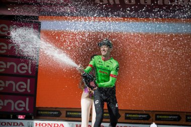 Canazei, İtalya 24 Mayıs 2017: Pierre Rolland (Cannondale-Drapac Pro Bisiklete binme takım), Tur, İtalya bitirmek 2017 yılında Dolomites Merkezi sert dağına aşaması kazandıktan sonra podyum.