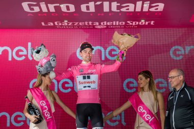 Canazei, İtalya 24 Mayıs 2017: Tom Doumulin, pembe Jersey tur, İtalya bitirmek 2017 yılında Dolomites Merkezi sert dağına aşaması sonra podyumda en iyi binici.