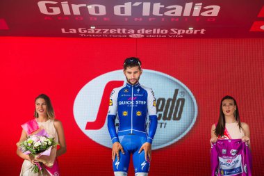 Canazei, İtalya 24 Mayıs 2017: Fernando Gaviria tur, İtalya bitirmek 2017 yılında Dolomites Merkezi sert dağına aşaması sonra podyumda.