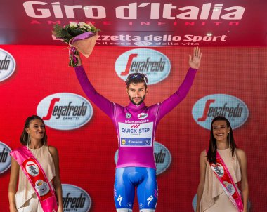 Canazei, İtalya 24 Mayıs 2017: Fernando Gaviria, mor Jersey tur, İtalya bitirmek 2017 yılında Dolomites Merkezi sert dağına aşaması sonra podyumda en iyi Sprinterlerin.