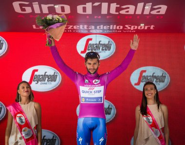 Canazei, İtalya 24 Mayıs 2017: Fernando Gaviria, mor Jersey tur, İtalya bitirmek 2017 yılında Dolomites Merkezi sert dağına aşaması sonra podyumda en iyi Sprinterlerin.