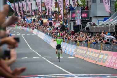 Canazei, İtalya 24 Mayıs 2017: Pierre Rolland (Cannondale-Drapac Pro Bisiklete binme takım) tur, İtalya bitirmek 2017 yılında Merkezi Canazei sert dağına aşaması sonra bitiş çizgisine geçmek.