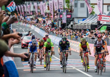 Canazei, İtalya 24 Mayıs 2017: A grubu, profesyonel bisikletçiler yorgun bitiş çizgisine tur, İtalya bitirmek 2017 yılında şehir Canazei, Kuzey İtalya ortasına sert dağına aşaması sonra geçer.