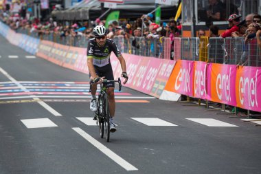 Canazei, İtalya 24 Mayıs 2017: Profesyonel bisikletçi yorgun bitiş çizgisine tur, İtalya bitirmek 2017 yılında şehir Canazei, Kuzey İtalya ortasına sert dağına aşaması sonra geçer.