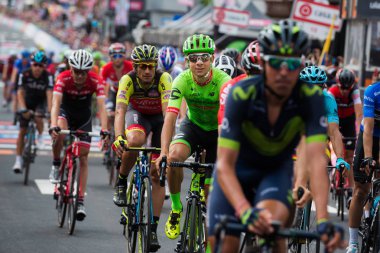 Canazei, İtalya 24 Mayıs 2017: A grubu profesyonel bisikletçiler cadı yorgun gülümseyen bir Davide Formolo tur, İtalya bitirmek 2017 Canazei şehir merkezinde bir sert dağına aşaması sonra bitiş çizgisine geçer.