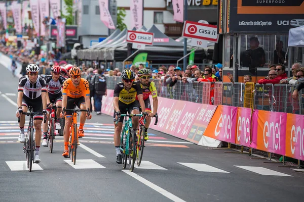 Canazei Italia Mayo 2017 Gorup Ciclistas Profesionales Agotado Pasa Línea — Foto de Stock