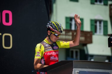 Moena, İtalya 25 Mayıs 2017: Profesyonel bisikletçi önce hareket için Dolomites İtalya tur baskı sayısı 100 sert dağ sahnede podyum imzalar hakkında.