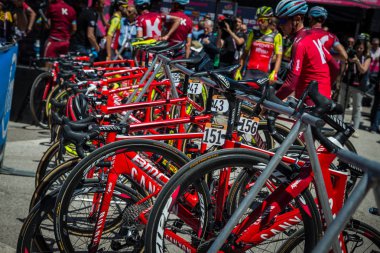 Moena, İtalya 25 Mayıs 2017: Profesyonel bisikletçiler ve podyum imzalar önce hareket zor dağ sahne yakınındaki bisikletle Dolomites İtalya tur baskı sayısı 100