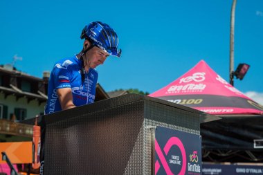 Moena, İtalya 25 Mayıs 2017: Profesyonel bisikletçi önce hareket için Dolomites İtalya tur baskı sayısı 100 sert dağ sahnede podyum imzalar hakkında.