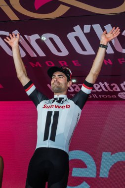 Ortisei, İtalya 25 Mayıs 2017: Tom Doumulin Ortisei bitirmek tur İtalya, 2017 sert dağına aşaması sonra podyumda.