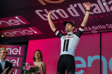 Ortisei, İtalya 25 Mayıs 2017: Tom Doumulin Ortisei bitirmek tur İtalya, 2017 sert dağına aşaması sonra podyumda.