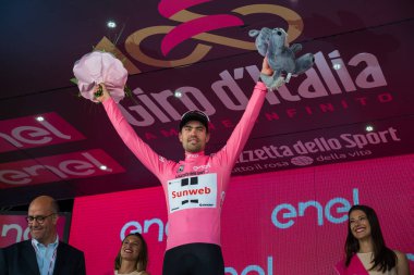 Ortisei, İtalya 25 Mayıs 2017: Ortisei bitirmek tur İtalya, 2017 sert dağına aşaması sonra podyumda en iyi binici pembe Jersey'deki Tom Doumulin.