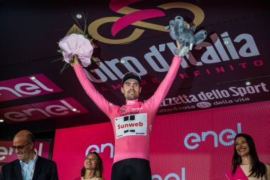 Ortisei, İtalya 25 Mayıs 2017: Ortisei bitirmek tur İtalya, 2017 sert dağına aşaması sonra podyumda en iyi binici pembe Jersey'deki Tom Doumulin.