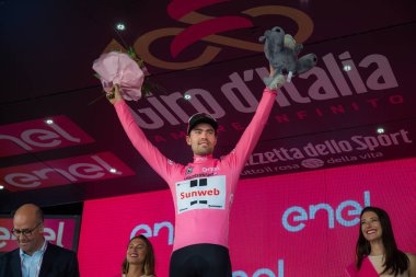 Ortisei, İtalya 25 Mayıs 2017: Ortisei bitirmek tur İtalya, 2017 sert dağına aşaması sonra podyumda en iyi binici pembe Jersey'deki Tom Doumulin.