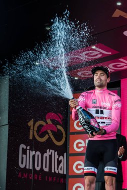 Ortisei, İtalya 25 Mayıs 2017: Ortisei bitirmek tur İtalya, 2017 sert dağına aşaması sonra podyumda en iyi binici pembe Jersey'deki Tom Doumulin.