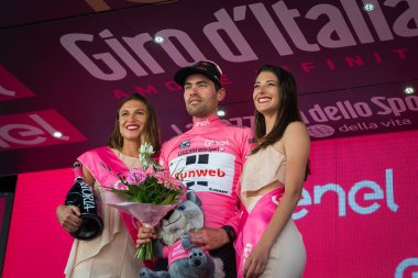 Ortisei, İtalya 25 Mayıs 2017: Ortisei bitirmek tur İtalya, 2017 sert dağına aşaması sonra podyumda en iyi binici pembe Jersey'deki Tom Doumulin.