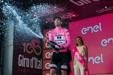 Ortisei, İtalya 25 Mayıs 2017: Ortisei bitirmek tur İtalya, 2017 sert dağına aşaması sonra podyumda en iyi binici pembe Jersey'deki Tom Doumulin.